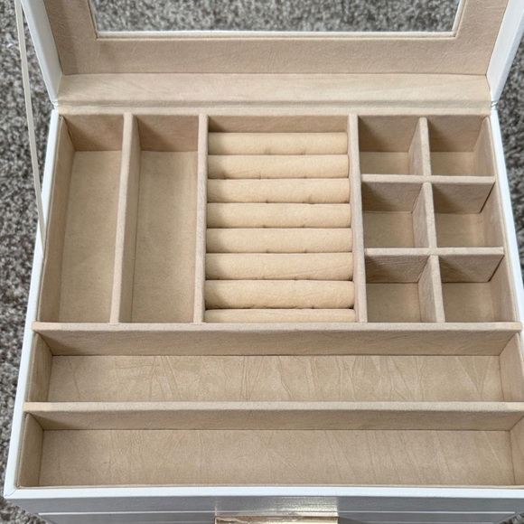 Elegant White Jewelry Organizer Box - Picture 3 of 9